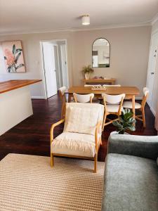 a living room with a table and chairs at Esperance Seaside Cottage in Esperance