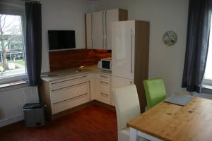 オスナブリュックにあるMinoのキッチン(冷蔵庫、テーブル、椅子付)
