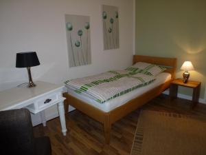 オスナブリュックにあるMinoのベッドルーム(ベッド1台、テーブル、ランプ付)