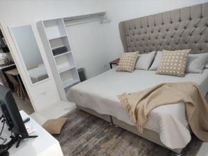 a bedroom with a large bed and a desk at Cozy Apartamento en Puebla! in San Baltasar