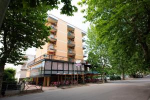 een gebouw aan de straatkant bij Hotel Settebello B&B in Cesenatico