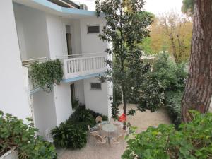 Appartamento con balcone, tavolo e sedie. di Hotel Pensione Ornella a Cesenatico