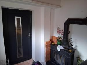 ein Zimmer mit Kamin und schwarzer Tür in der Unterkunft Zimer Nada in Treglwang