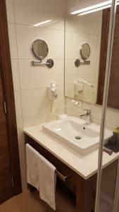 y baño con lavabo y espejo. en Jahorina Apartment 226 in Aparthotel Vucko, en Jahorina