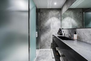 a bathroom with a sink and a mirror at 구미 더혜밀호텔 in Gumi +62 photos