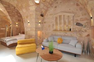 a living room with a couch and a bed at Dar22 in Fad‘ūs