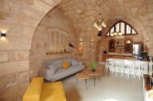 a living room and kitchen with a couch and a table at Dar22 in Fad‘ūs