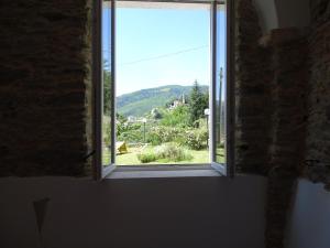 a window with a view of a mountain at Ca Du Ventu in Carbuta