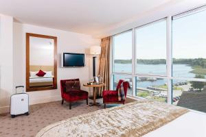 um quarto de hotel com uma cama grande e uma janela grande em Hodson Bay Hotel em Athlone mais 37 fotografias