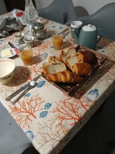 a table with a plate of bread on a table at au calme a 2pas des côtes du finistere sud in Bannalec