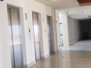 a hallway of a building with doors on the wall at Departamento La Serena in Coquimbo