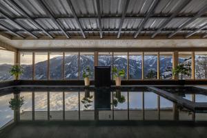 a room with a view of the mountains at Echor Himalayan Sky Cabins Sethan, Manali in Manāli