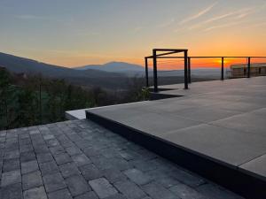 a view of the sunset from a roof at Mountain View Home in Zalău +10 photos