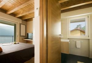 Postel nebo postele na pokoji v ubytování 5 Luxury Laglio Apartments-By Italian Apartments Stylish, Executive, Contemporary, Ribolla Azzuro, Penthouse