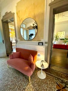ein Wohnzimmer mit Sofa und Spiegel in der Unterkunft Villa O in Virton