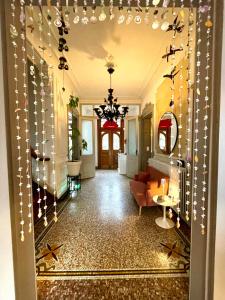 ein Flur mit einem Wohnzimmer mit Weihnachtsbeleuchtung in der Unterkunft Villa O in Virton