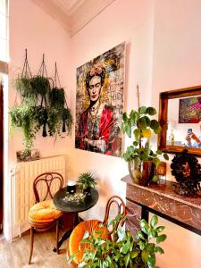 ein Zimmer mit einem Tisch und einem Gemälde an der Wand in der Unterkunft Villa O in Virton + 57 Fotos