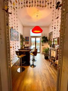 ein Wohnzimmer mit einem Tisch und Stühlen in der Unterkunft Villa O in Virton