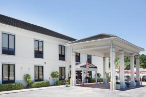 an image of the front of a hotel at Baymont by Wyndham Savannah/Garden City in Savannah