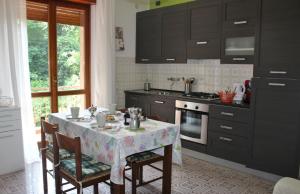 una cocina con mesa y mantel. en Casa Mattia by Holiday World, en Bellano