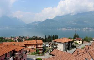 - Vistas a una ciudad con lago y montañas en Casa Mattia by Holiday World, en Bellano