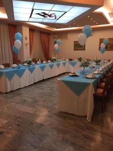 una fila de mesas en una habitación decorada en azul y blanco en Park Hotel Gianfranco en Roccella Ionica