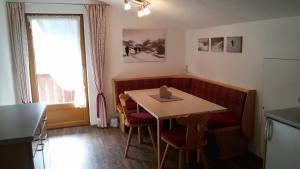 a small kitchen with a table and chairs and a window at Apartment Valtiner in Sankt Anton am Arlberg