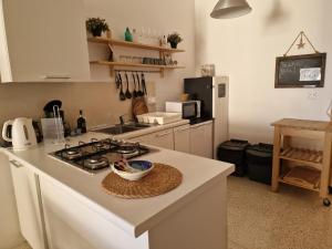 eine Küche mit Spüle und Herd Oberer Backofen in der Unterkunft Oyster 2 Beachfront bliss in Qbajjar + 14 Fotos