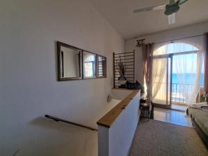 ein Wohnzimmer mit einem Tisch und einem großen Fenster in der Unterkunft Oyster 2 Beachfront bliss in Qbajjar