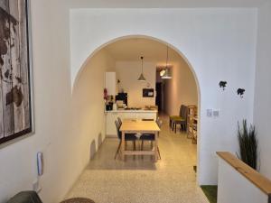 ein Esszimmer und eine Küche mit einem Tisch in einem Zimmer in der Unterkunft Oyster 2 Beachfront bliss in Qbajjar