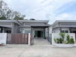 a white house with a gate and a driveway at Ban Belife14 in Ban Tha Chin (1)