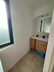 a bathroom with a sink and a mirror at Tycoat in Carantec