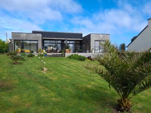 a house with a large yard in front of it at Tycoat in Carantec