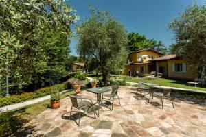 a patio with a table and chairs in a yard at Il Ruscello in Manerba del Garda