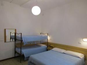 ein Krankenhauszimmer mit 2 Betten und einer Lampe in der Unterkunft Hotel Pensione Ornella in Cesenatico