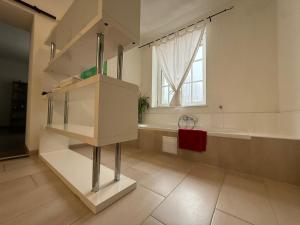 a large bathroom with a sink and a bath tub at Auern Apartement in Auern +13 photos
