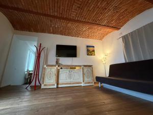 a living room with a couch and a flat screen tv at Auern Apartement in Auern