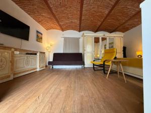 a living room with a yellow chair and a couch at Auern Apartement in Auern