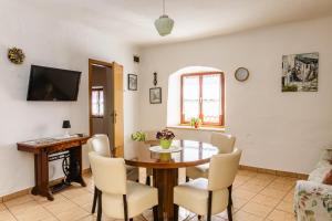 a dining room with a table and chairs at Apartment Valetovi in Štanjel