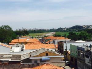 una vista aérea de los tejados de los edificios de una ciudad en Hotel Flert Santana en São Paulo