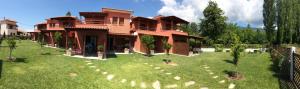 A garden outside Melograno Apartments and Studios