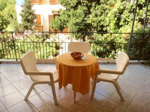 a table with two chairs and a bowl of fruit on it at Melifilos in Agios Ioannis Pelio