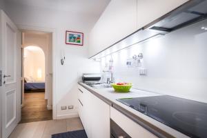 Ett kök eller pentry på Como Design Apartment - byMyHomeinComo