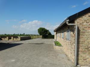 a brick building with a sidewalk next to it at 'T Lang Zweerd in Middelkerke