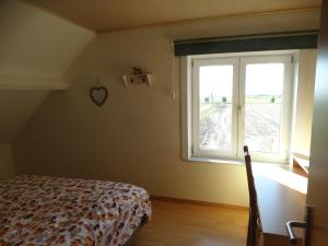 a bedroom with a bed and a window at 'T Lang Zweerd in Middelkerke