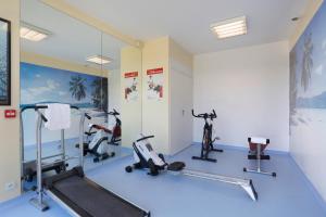 einen Fitnessraum mit Kardiogeräten in einem Zimmer in der Unterkunft Résidence Néméa Les Roches in Saint-Pol-de-Léon