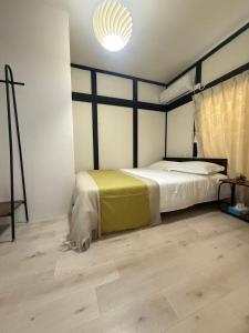 a bedroom with a bed and a chandelier at Lee house 佳 別荘 一戸建て貸切の宿 in Osaka