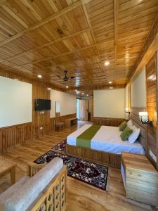 a large room with a bed and a flat screen tv at Vezara homestay in Kūfrī