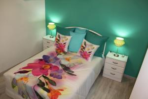 sypialnia z łóżkiem z kwiatami w obiekcie Casa D'Aldeia w mieście Geres