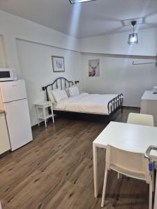 ein Schlafzimmer mit Bett und Tisch und eine Küche in der Unterkunft hotel vital in Rechovot